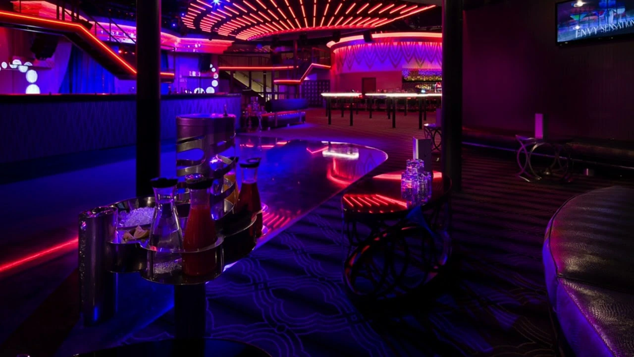 A Night Owl's Guide to Nightlife in Milan: Top Clubs, Bars, and Lounges